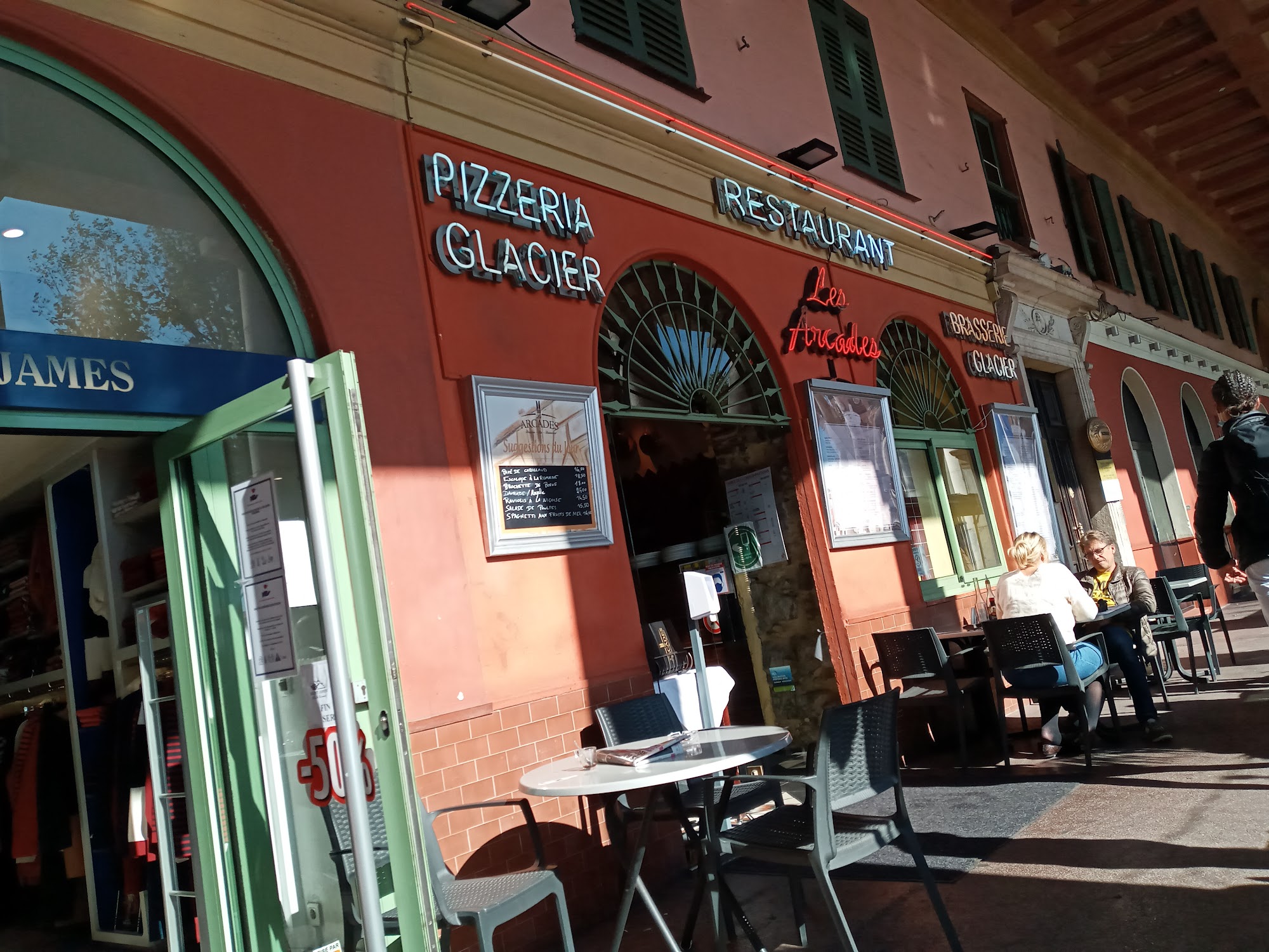 Seafood and traditional dishes at Les Arcades, Place Île-de-Beauté